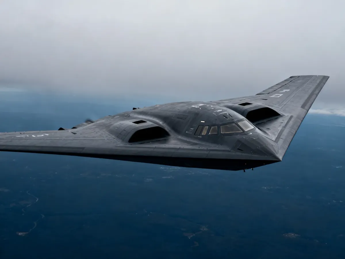 Bombowiec B-2 Spirit w locie ukazany z góry