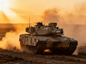 Ceramiczna płyta balistyczna umieszczona na taktycznej kamizelce, prezentująca nowoczesne wyposażenie ochronne.